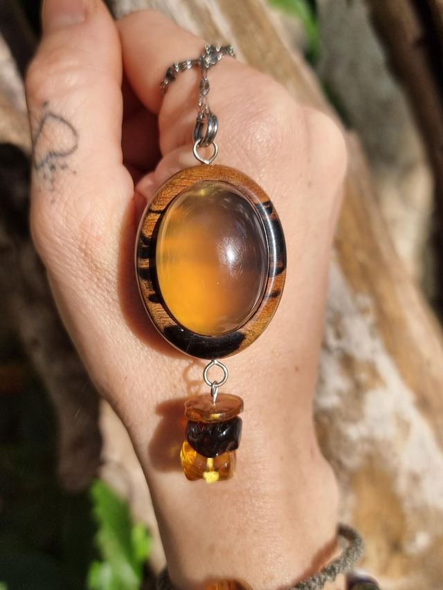 Pendentif ébène et ambres bleue 