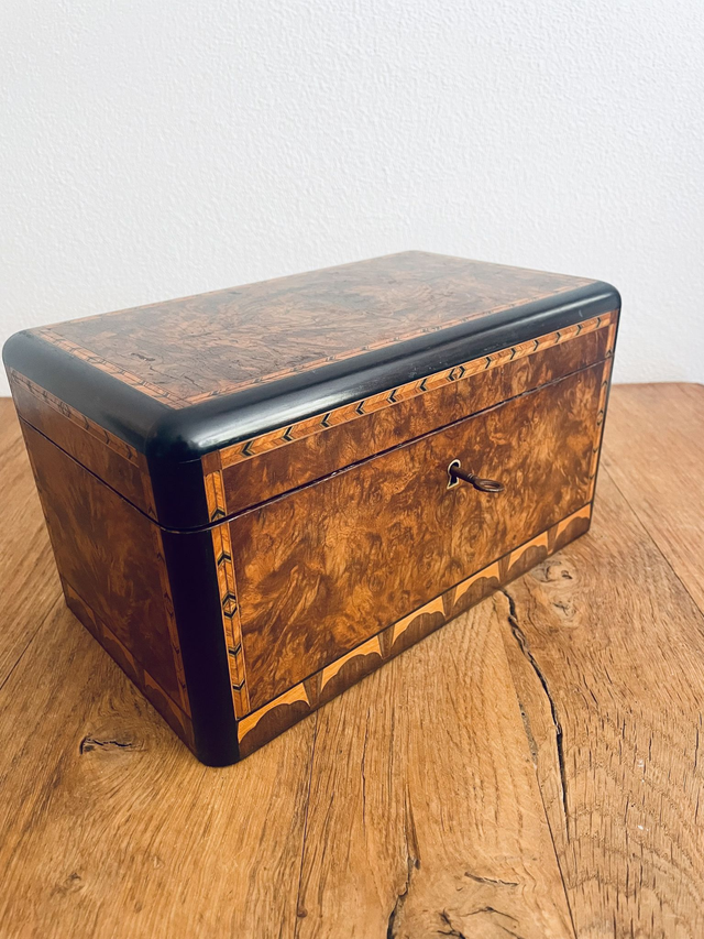 Magnifique boite d'époque Napoleon III en ronce de noyer