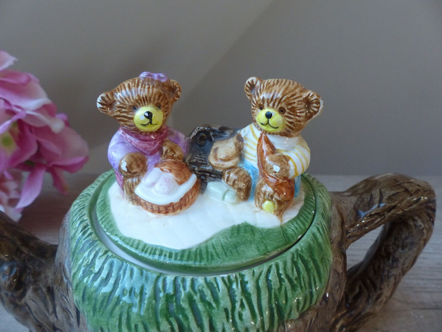 Ancienne Théière en Céramique Couple d'Oursons en Pique-Nique sur Tronc d'Arbre