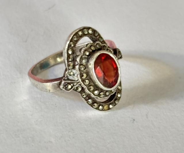 Granat Ring Silber mit Makarsiten bestzt