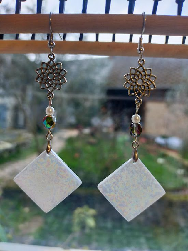 Boucles d&#039;oreilles en pâte de verre blanche.  