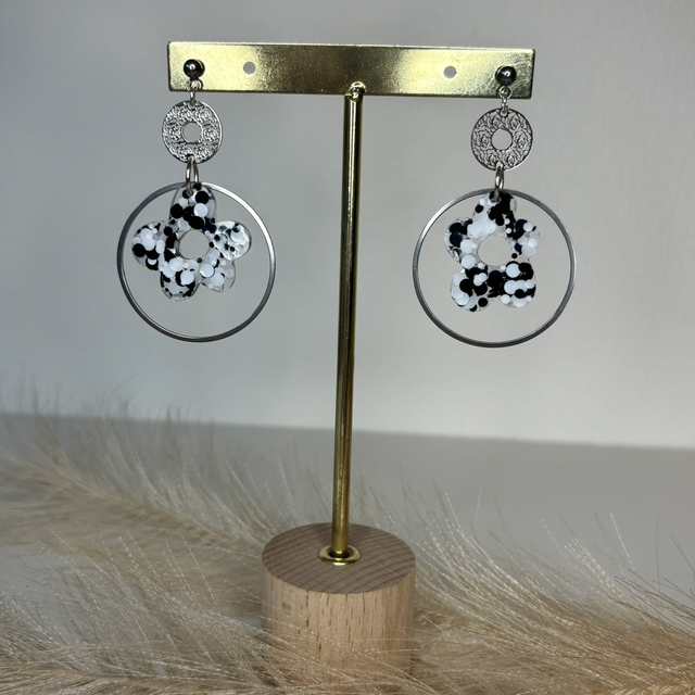 Boucles d’oreilles fleurs paillettes noir et blanche