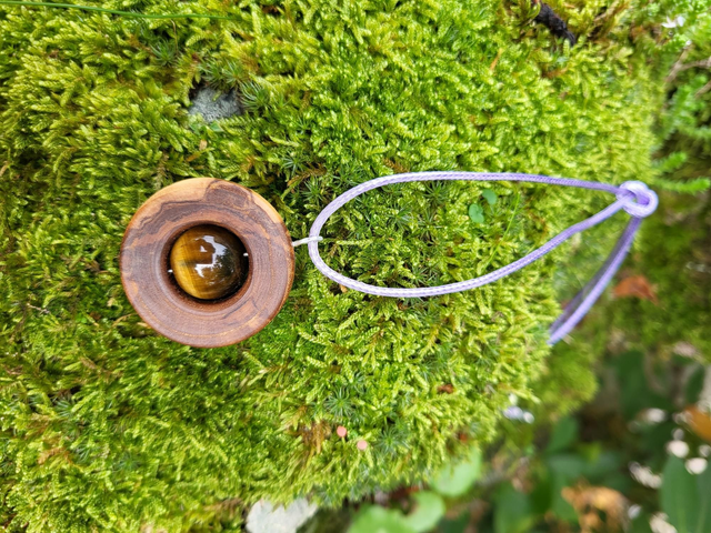 Pendentif bois Frêne olivier, pierre œil de tigre