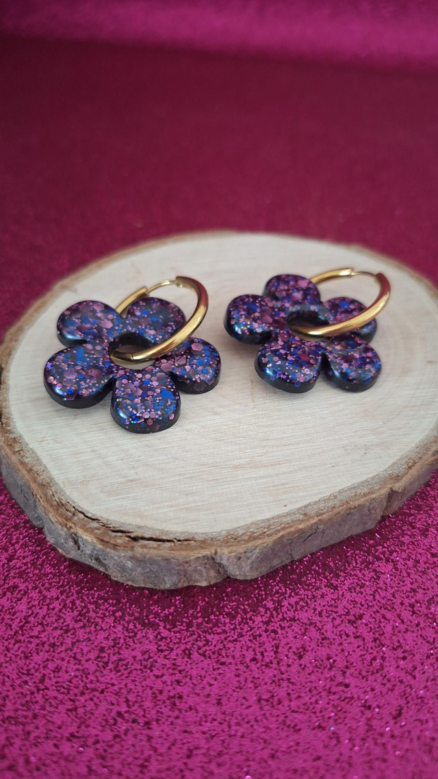 Créoles dorées fleurs noirs paillettes bleues et roses 