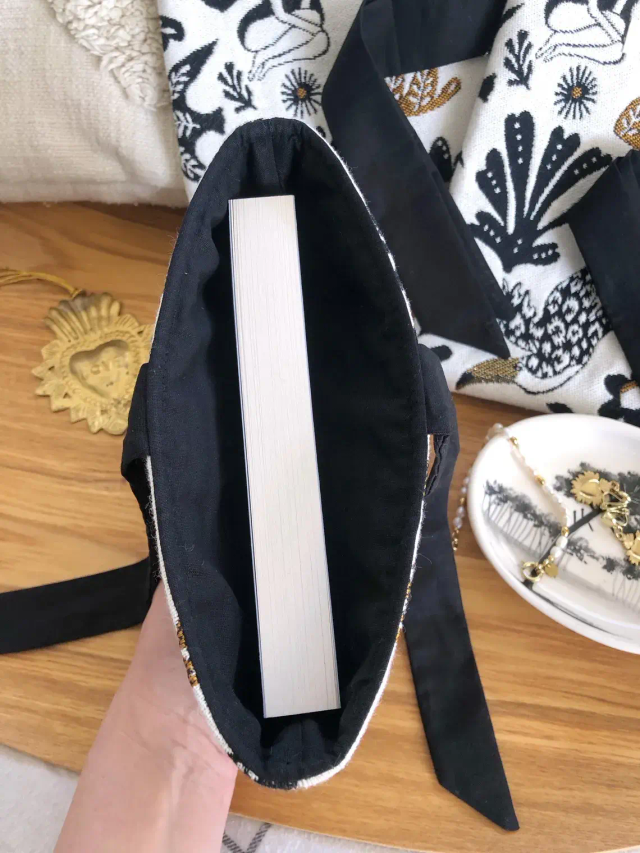 Pochette à livres en tissu jacquard Gaïa, fermeture latérale avec un nœud - noire