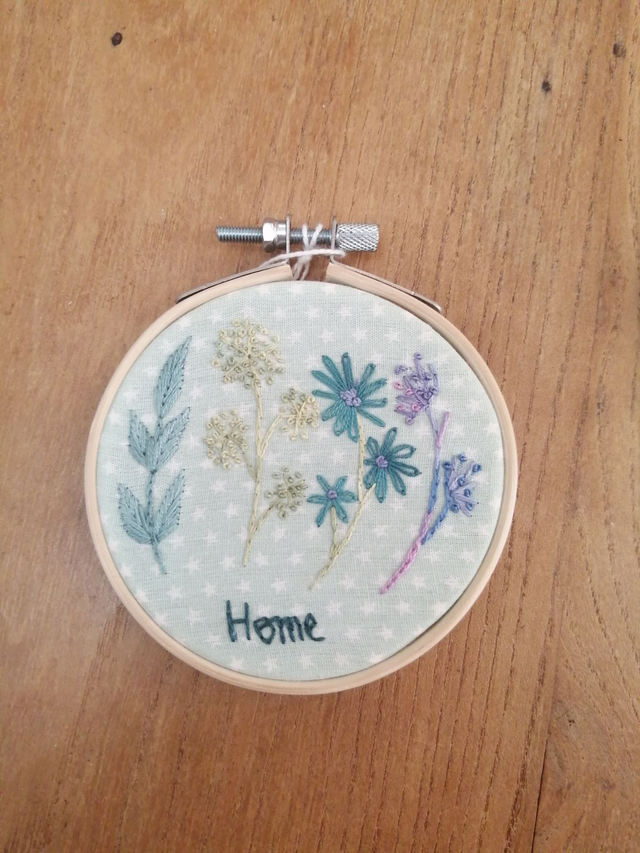 Tambour brodé Home fond vert d'eau