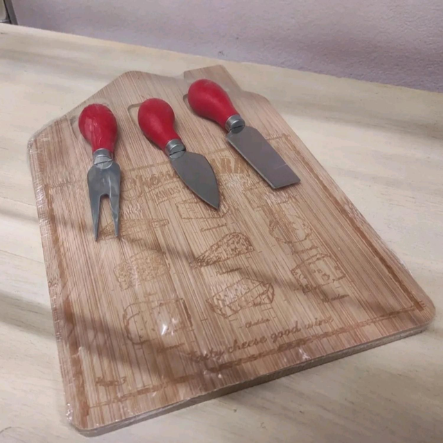 Set tagliere con coltello formaggi