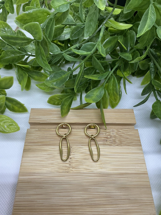 Boucles d’oreilles dorées élégantes – Anneaux et maillons minimalistes