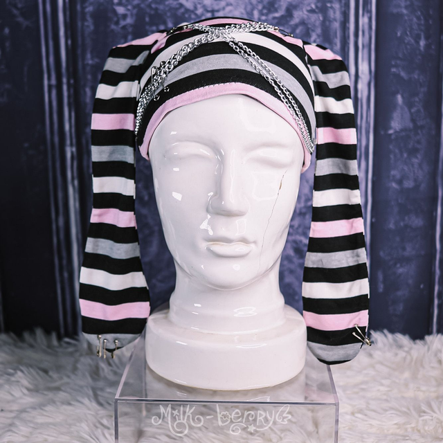 Bonnet Lapin Rayé à Chaînes Y2K