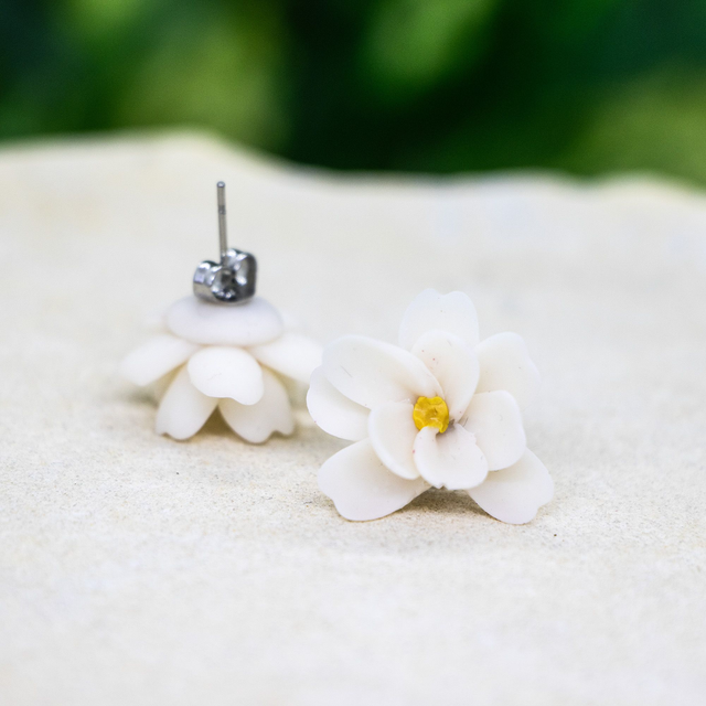 Frühlingshafte Kirschblüten-Ohrringe, Ohrstecker oder Halskette mit gefüllter Kirschblüte aus Polymerton, weiß, allergikerfreundlich und nickelfrei
