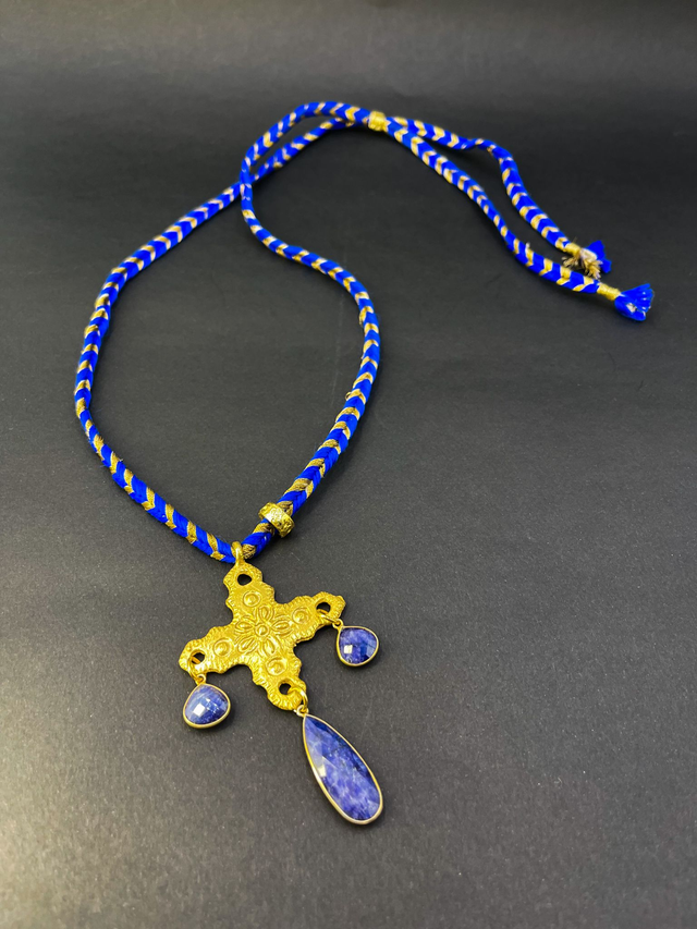 Collier avec croix et lapis lazuli