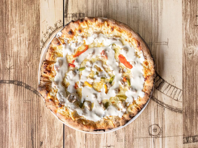 18.Boisée : base crème, mozzarella, emmental français, escalope de poulet, poivrons et sauce fromagère maison.🍗🫑🧀