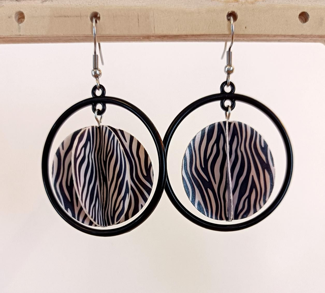 Grand cercle métal noir, grande perle en papier