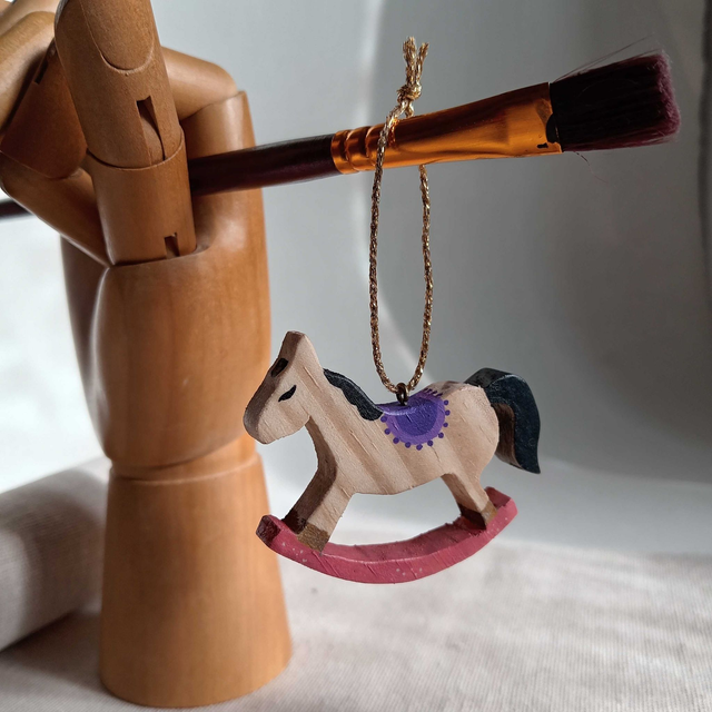 Cheval à bascule violet