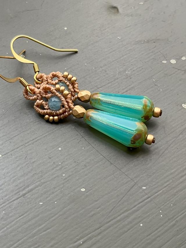 Boucles d'oreille en macramé et perles gouttes aqua transparentes