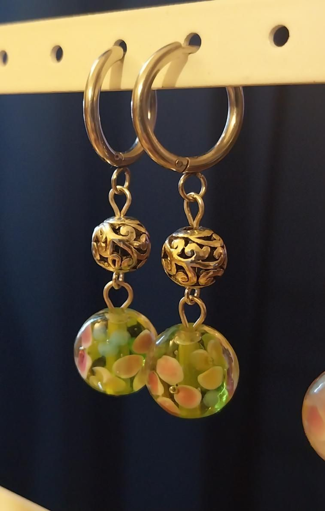 Boucles perles artisanales fleuries en verre 