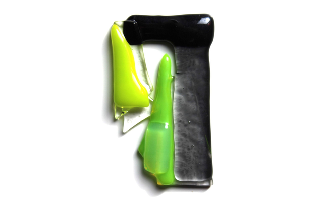 o7 Schmuckanhänger aus Glas , Farbakzent frühlingsgrün (Kiwi) . graphit . 4,5 x 8 cm