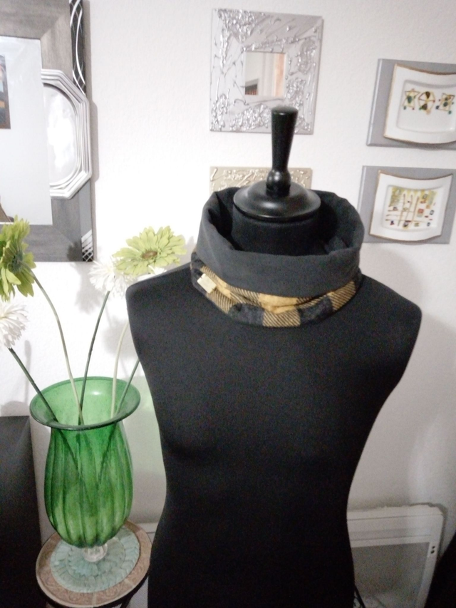 chèche carreau jaune- noir grande rayure   recto verso ras de cou   en tissu et doublure polaire  cache cou pour homme		