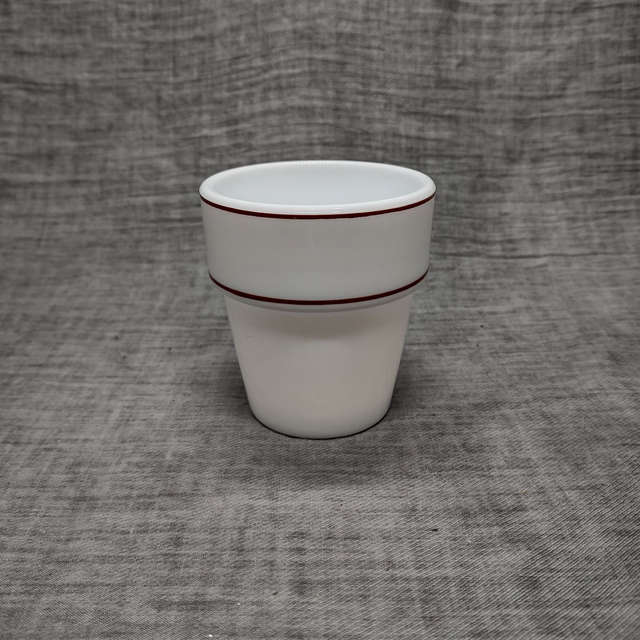 Arcopal | Stapelbare (melk)(drink)beker (diameter 7,5 cm | hoogte 8,5 cm) in witte kleur met twee dunne bordeaux biezen | Vintage