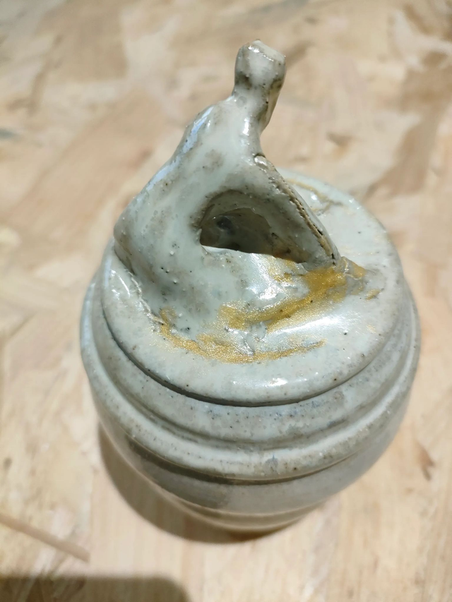 Guetteur d’orage – boîte en grès avec figure humaine sculptée – céramique expressive et symbolique