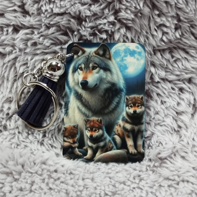 Louve blanche et louveteaux dans le ruisseau