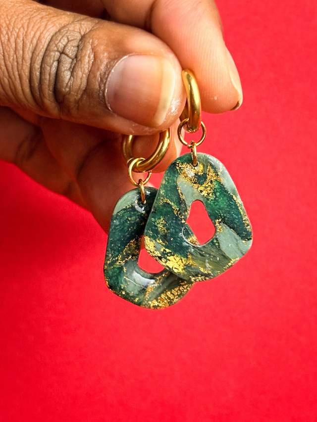 Pampilles Erika 2,5 cm pour petites créoles – vert profond et éclats dorés