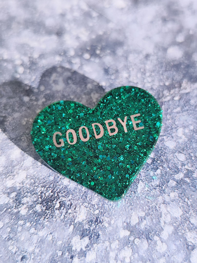 Broche cœur à paillettes - message : GOODBYE