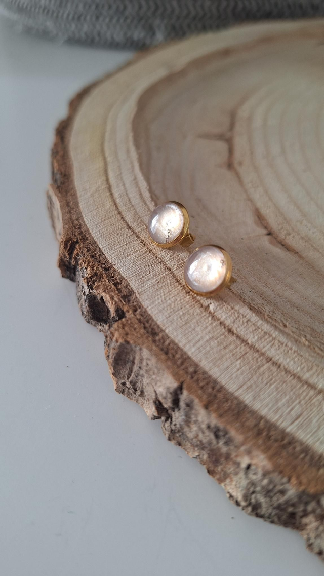 Puces d'oreilles dorées rondes résine transparente 