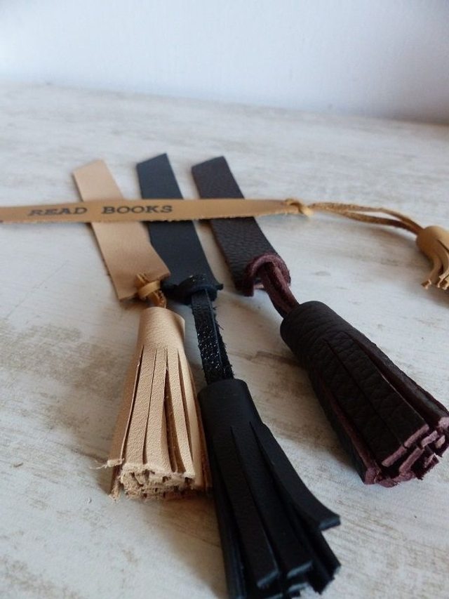 Marque page en cuir avec pompon