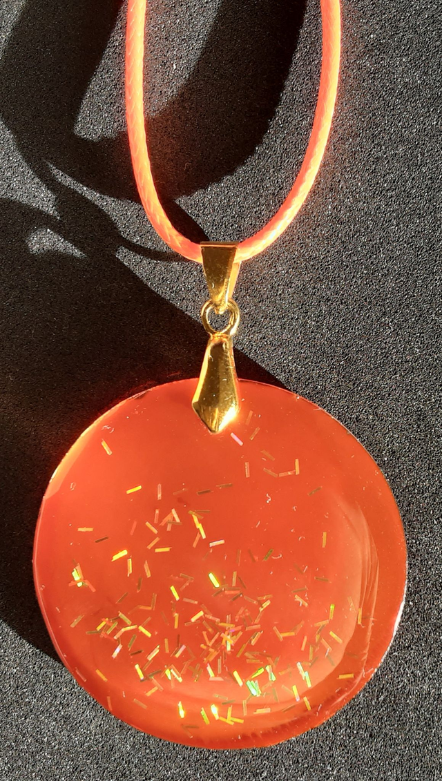 Pendentif rond collection Mouna Paillette couleur orange translucide flamboyant et paillettes