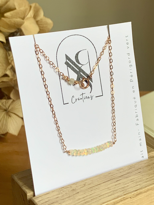 Collier, en or rose laminé (Goldfilled) , habillé de 13 Opales blanches naturelles  (longueur 42cm)