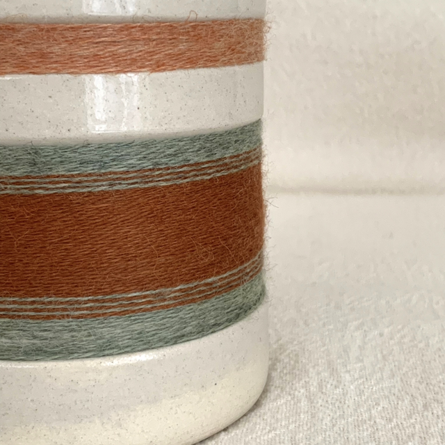 Petit vase en grès lisse tissé laine