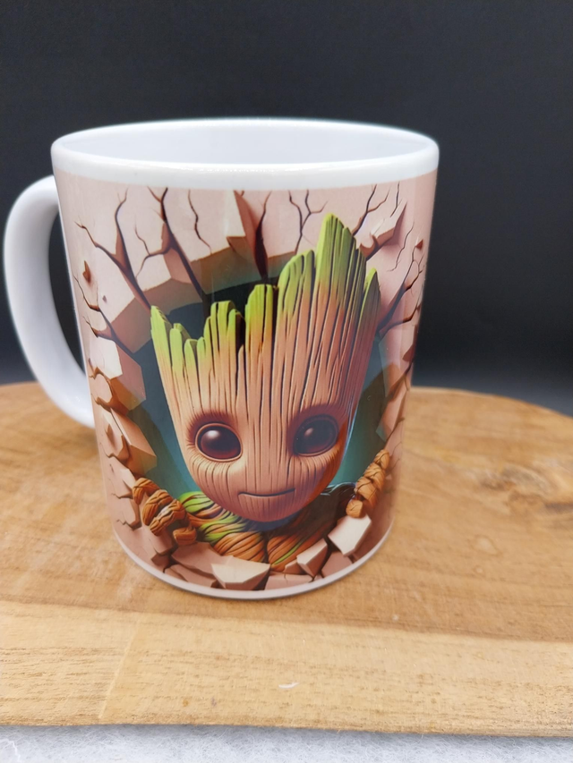 Mug Groot dans un mur
