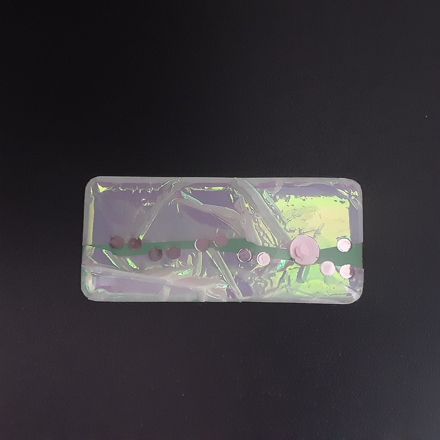 Broche collection T décor irisé vert pâle