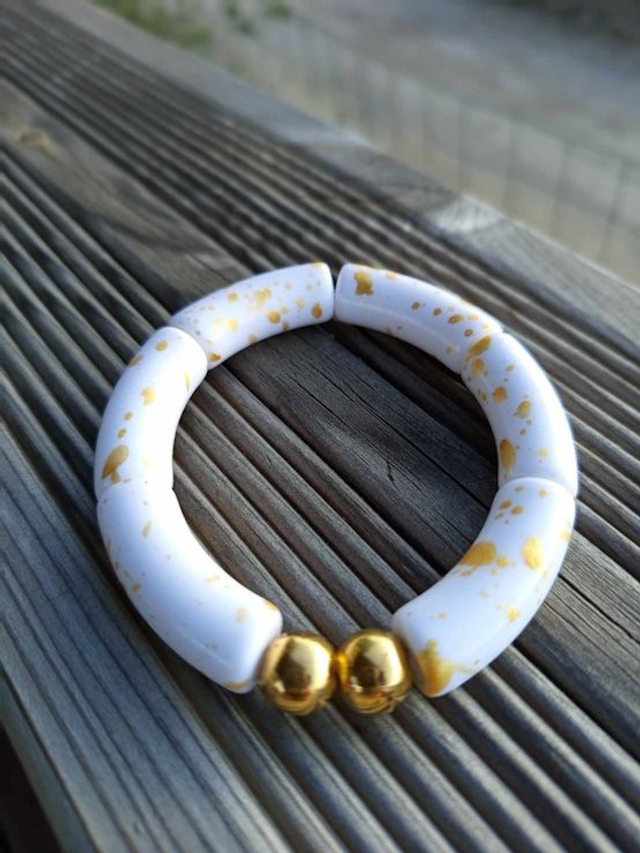 Bracelet perles tubes incurvées acryliques tâchetées Khazaana blanc et doré