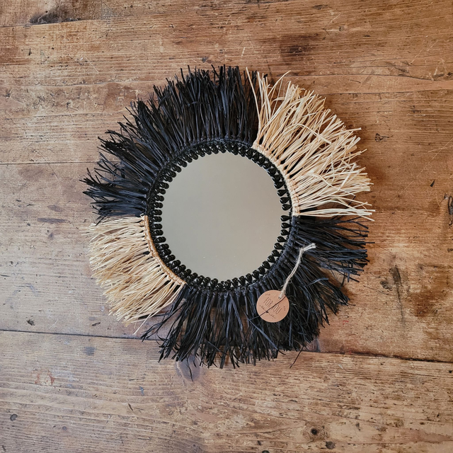 Petit miroir bicolor en raphia naturel.