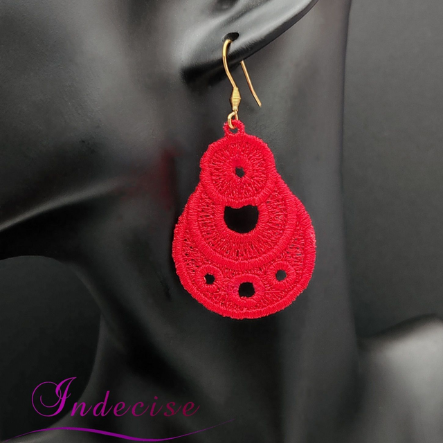 Boucles d'oreilles rouge vif, broderie en machine - Créations issues de l'artisanat français par Indecise