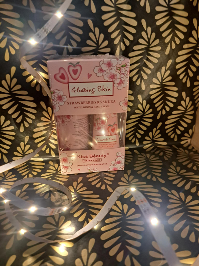 Lotion pour le Corps & Crème pour les mains - fraise & Sakura - Kiss Beauty