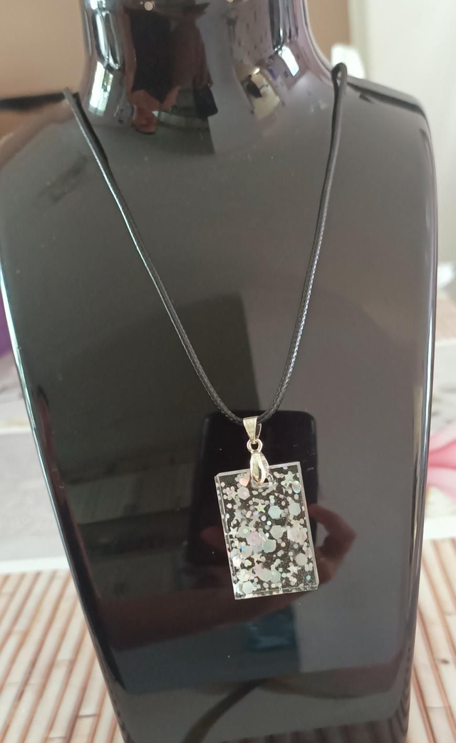 Collier pendentif résine holographique 