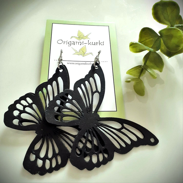 Perhonen, roikkuva (musta).  