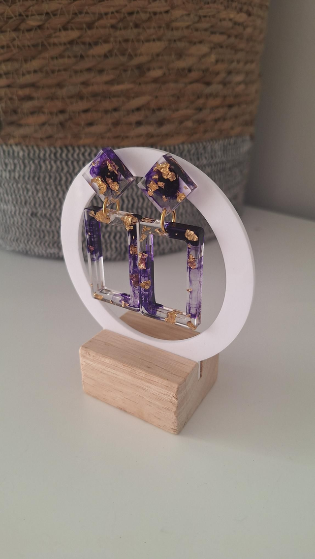Boucles d&#039;oreilles rectangles violettes et feuilles d&#039;or 