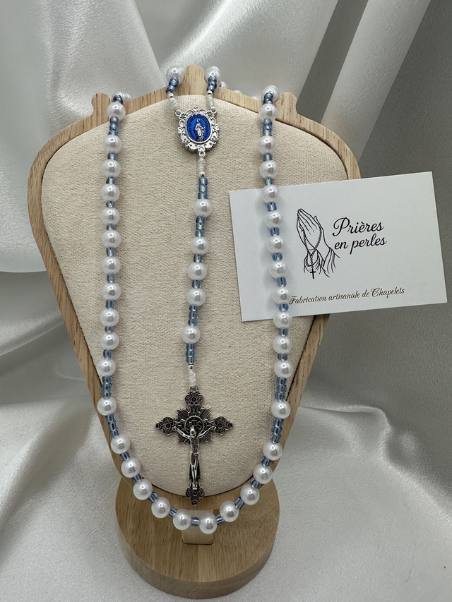 Chapelet artisanal blanc nacré – Perles acryliques & croix argentée