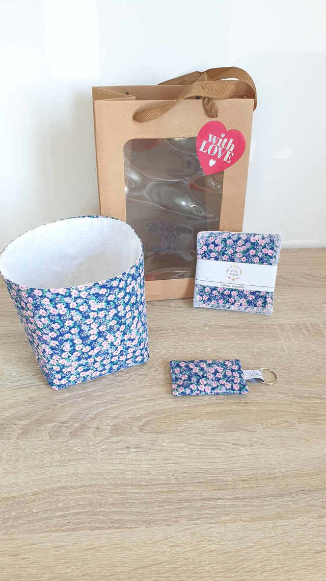 Coffret panier + 4 cotons démaquillants + porte clés fleuri bleu mauve