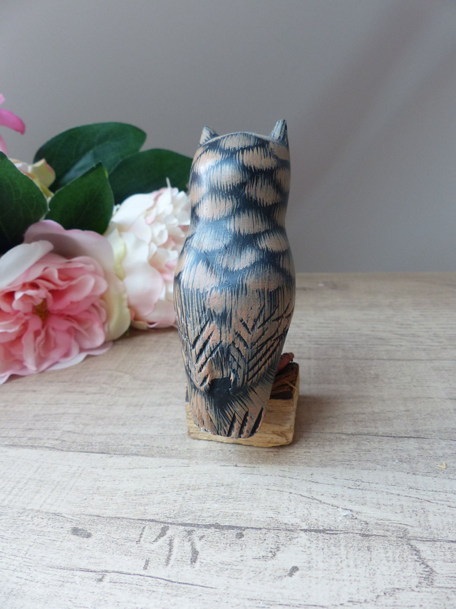 Ancienne statuette décorative hibou sculpté en bois sur socle écorce de bois, cadeau figurine hibou en bois sculpté artisanat d'art vintage