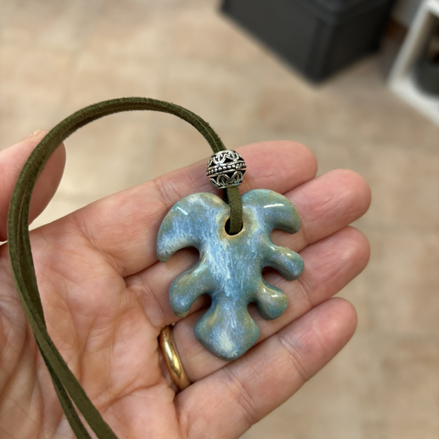 Collana ciondolo foglia monstera 