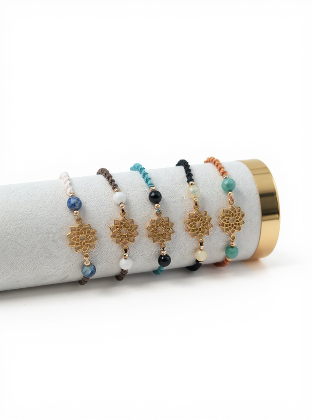 Bracelet rosace dorée en micro-macramé