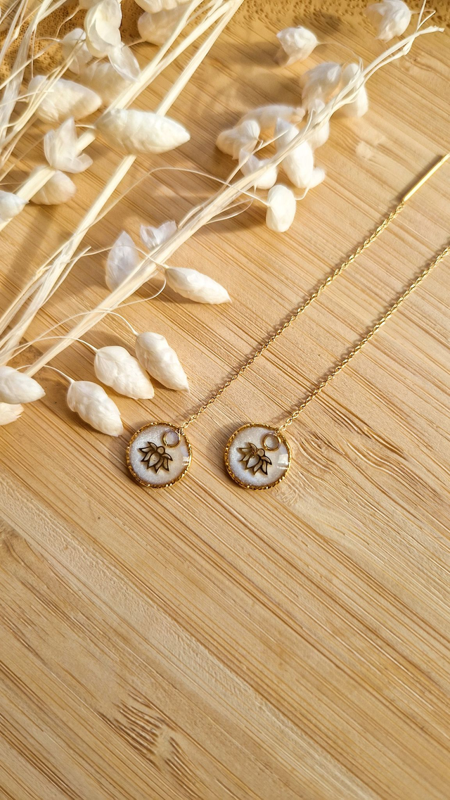 Boucles d’oreilles chaîne &amp; résine – Blanc nacré