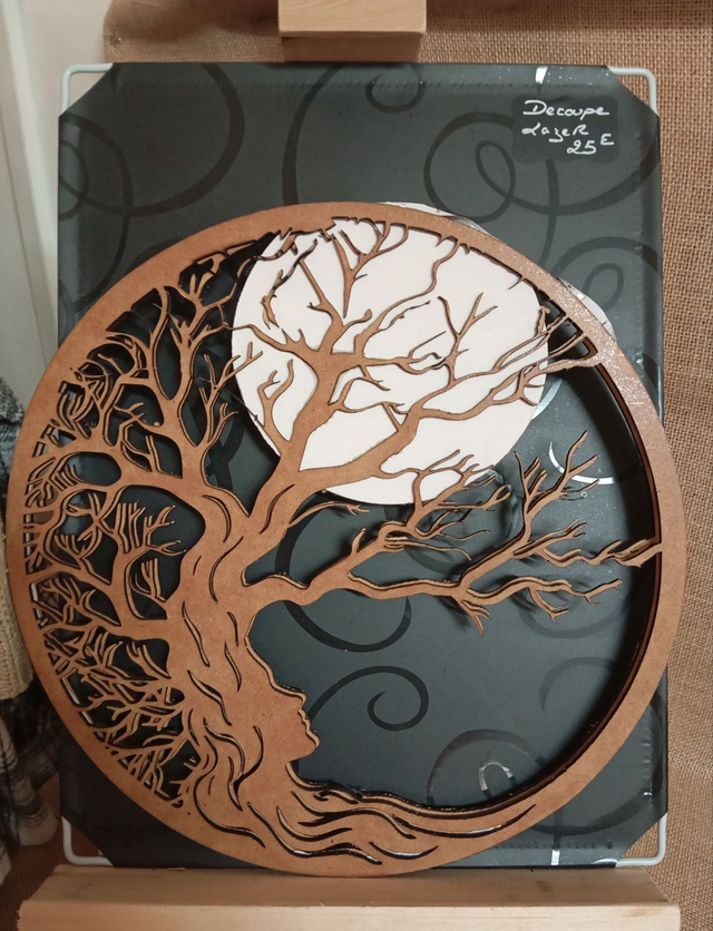 Arbre avec lune avec guirlande lumineuse