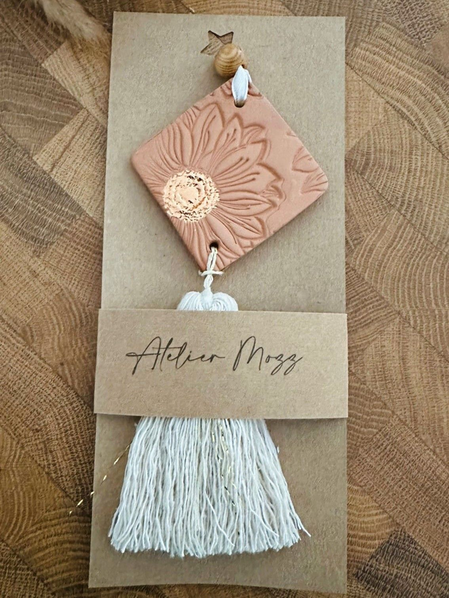 Suspension AURORE terracotta & pompon macramé - décoration murale artisanale