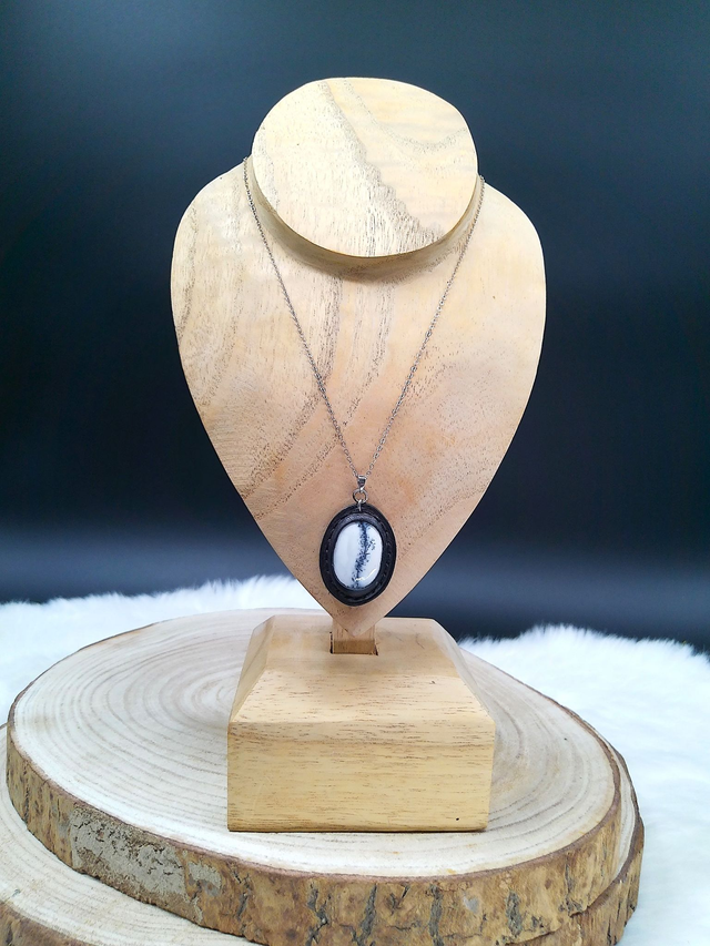 Skadi, pendentif en agate dendritique et cuir